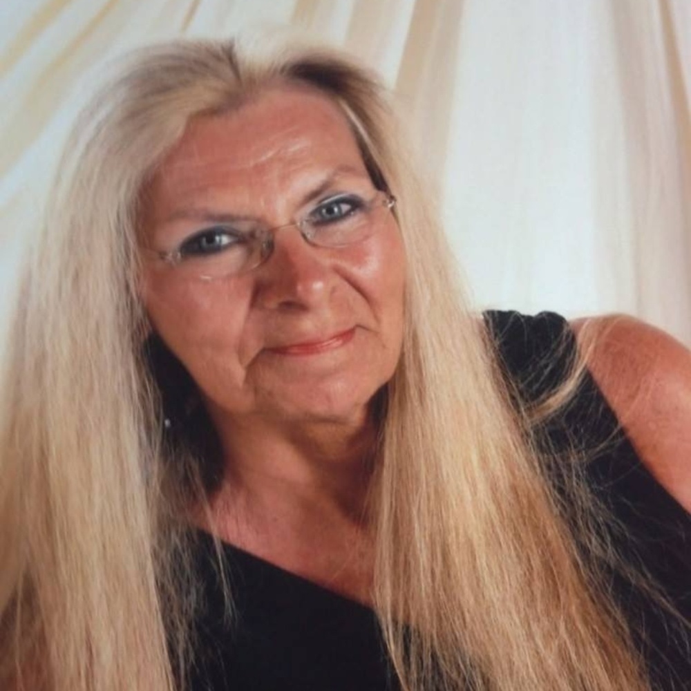 Meet your Posher,  Top Rated Ambassador II...Life is Short..buy and Enjoy ❤️